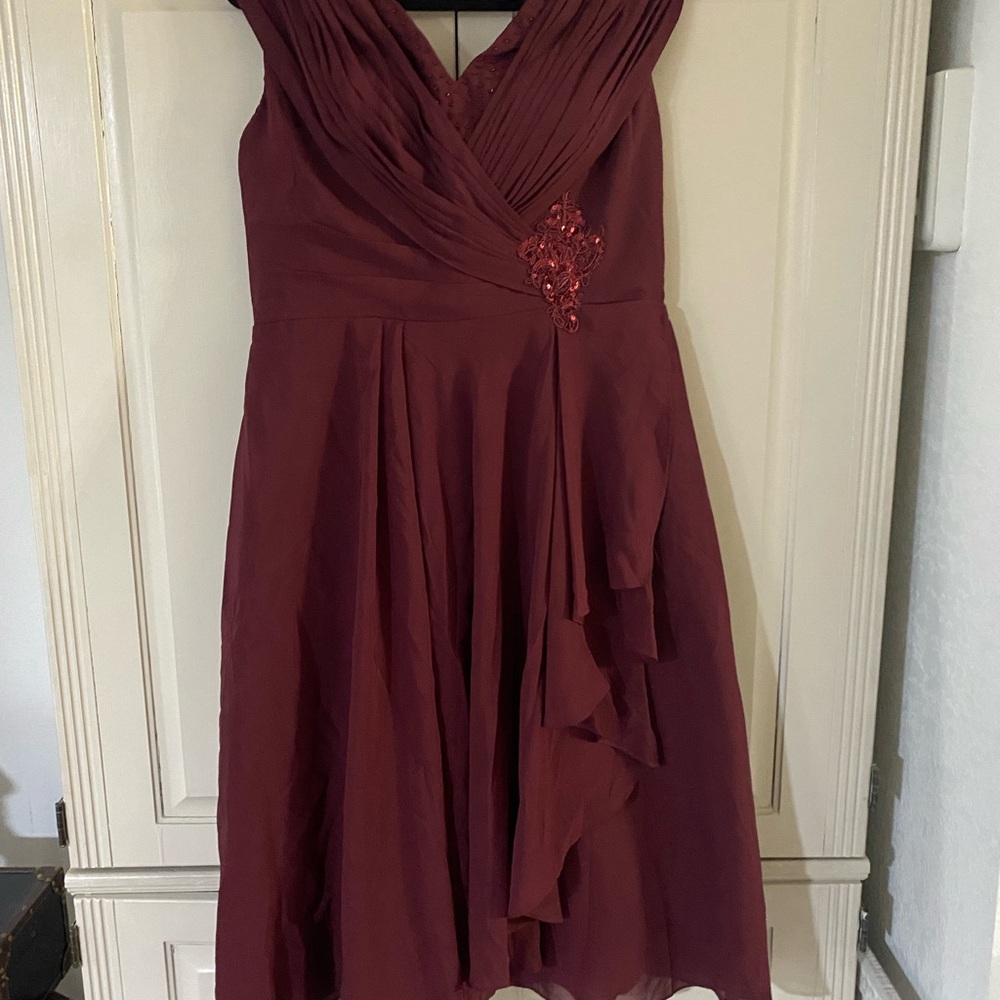 Elegant Burgundy V-Neck Evening Dress